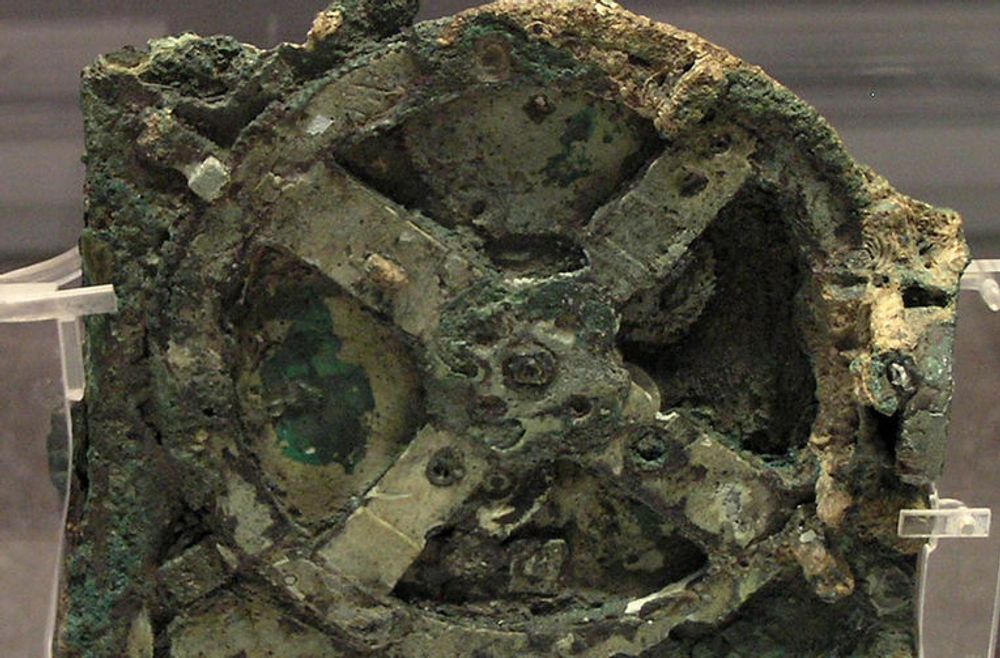 Bronseinntretningen Antikythera. Foto fra Wikimedia Commons. (Creative Commons Attribution 2.5)
