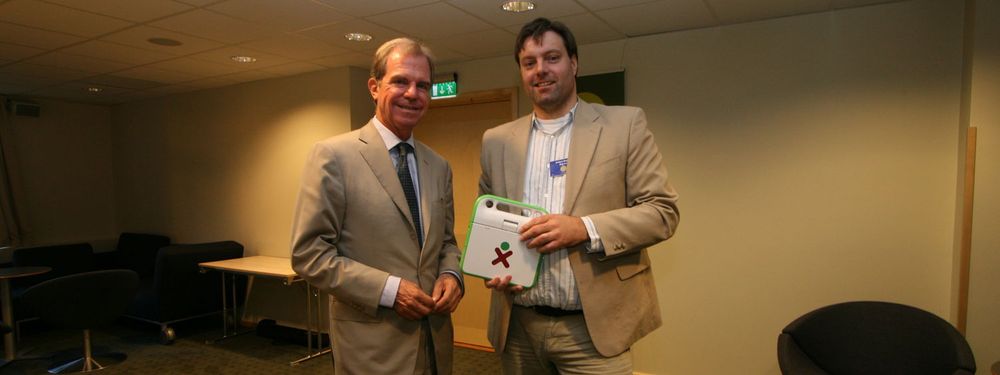 Undertegnede hadde med egen OLPC-maskin til intervjuet med Nicholas Negroponte, og fikk derfor mulighet til å diskutere prosjektet og maskinen litt mer i detalj.