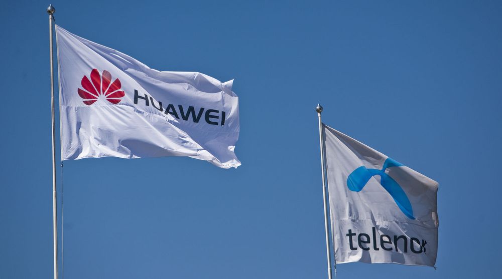 Huawei og Telenor flagger side om side på IT-Fornebu, der Huawei leier lokaler hos Telenor.