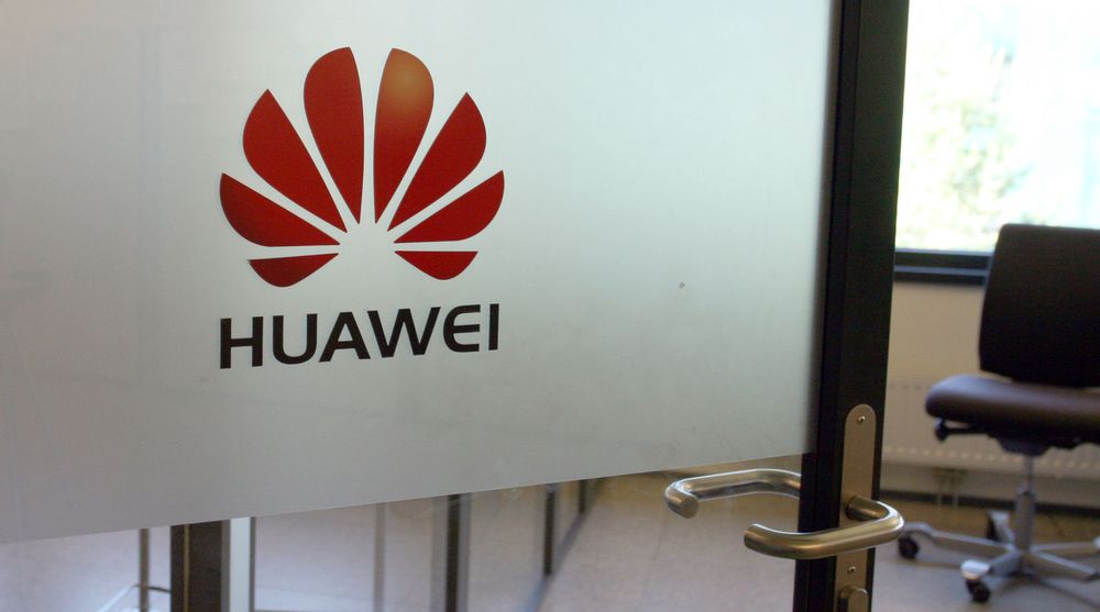 Å åpne døra til Huawei er som å gi kinesiske myndigheter fullt innsyn i alt en gjør, heter det i en rapport fra etterretningskomiteen i USAs kongress. Bildet viser døra til Huaweis kontorer, i Telenors bygg på Fornebu utenfor Oslo.