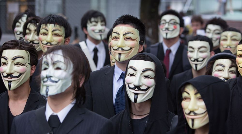 «Anonymous» truer med nye aksjoner mot svenske nettsteder fredag. Guy Fawkes-masker har blitt kjennetegn på hacktivistene og deres sympatisører.