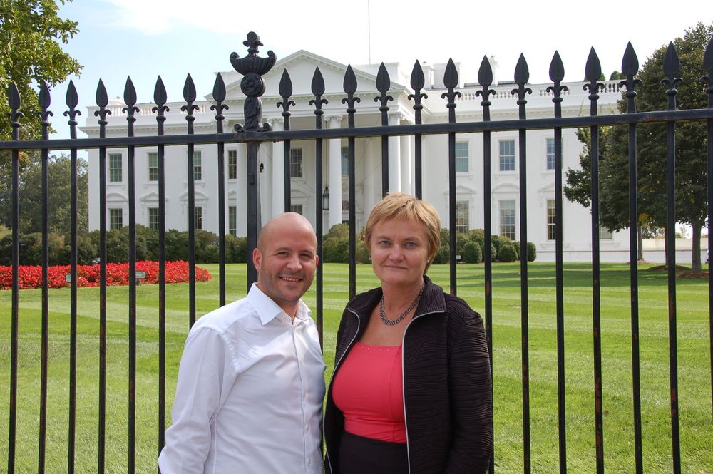 Rigmor Aasrud og statsrådens politiske rådgiver Jon Reidar Øyan (Ap) foran Det hvite hus i Washington DC.