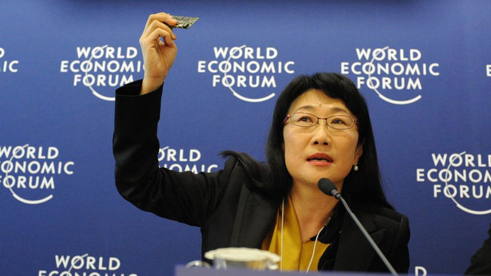 Cher Wang er styreformann i både Via Technologies og HTC. Her viser hun et nytt mobilt hovedkort, på samlingen av verdens mektigste, World Economic Forum i Davos i Sveits.