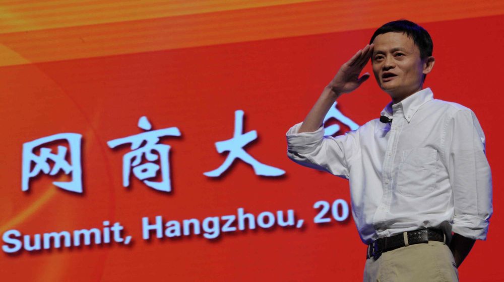 Alibaba-formann Jack Ma på scenen under det niende årlige «Netrepreneur Summit» i Alibabas hjemby Hangzhou søndag 9. september. Kina satser stort på e-handel og på nettbasert gründervirksomhet.