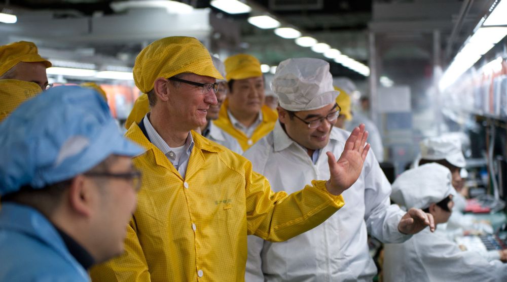 Tim Cook besøker en av de kinesiske fabrikkene som monterer Apples produkter. Her kommer de ansatte til å ha mindre med Samsung-produserte komponenter fremover, skal vi tro Reuters. 
