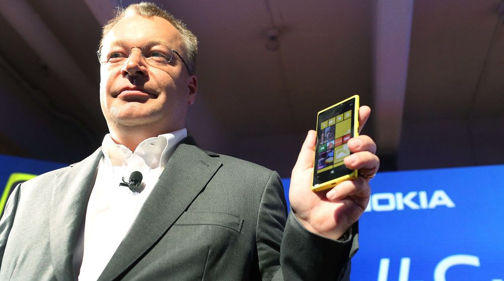 Stephen Elop, Nokias konsernsjef, viser stolt frem selskapets nye flaggskip. Nokia har satset tungt på kameraet i telefonen og håper det vil fenge kundene. 
