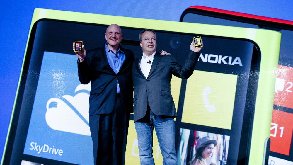 Microsoft-sjef Steve Ballmer og Nokia-topp Steven Elop viste frem Nokias nye flaggskip på et arrangement i New York onsdag. Men markedet lot seg ikke overbevise.