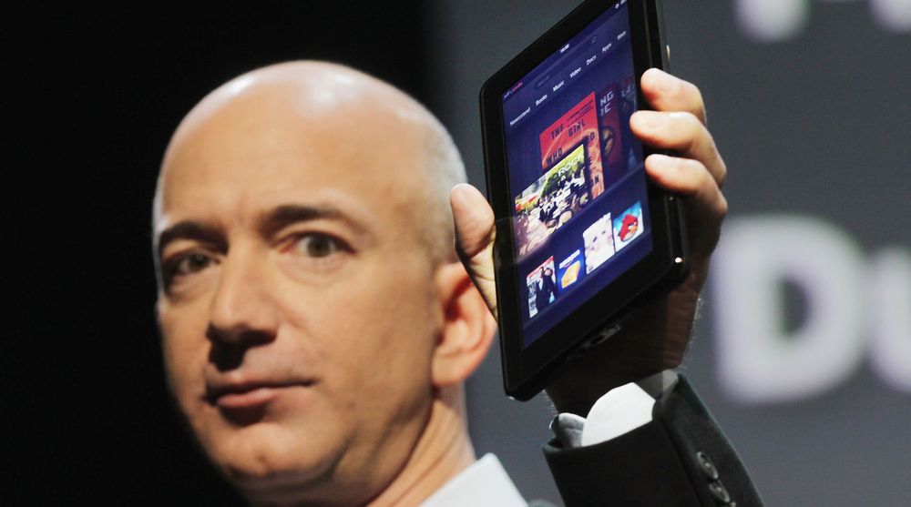 Jeff Bezos lanserte nettbrettet Kindle Fire i fjor høst. Det har blitt en stor suksess i det amerikanske markedet, men er nå utsolgt ifølge selskapet. Senere denne uken vil selskapet lansere oppfølgeren - som skal ha bedre skjerm og kart fra Nokia. 