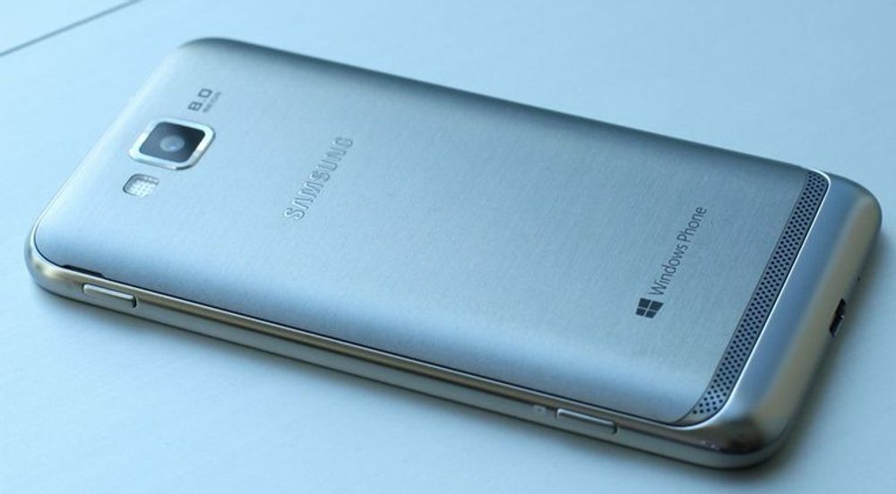 Samsung ATiV S har et deksel laget av børstet aluminium.