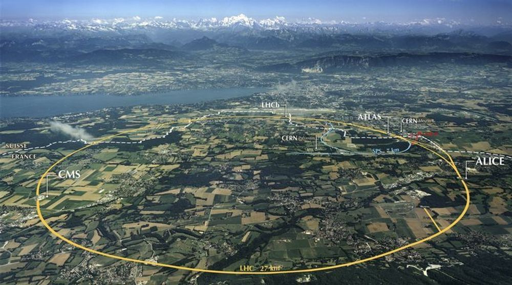 Partikkelakseleratoren LHC er en 28 kilometerlang ring hundre meter under bakken vest for Genève-sjøens sydspiss, i grenseområdet mellom Frankrike og Sveits. Ringen er antydet i gult. Det spisse fjellet i bakgrunnen er Alpenes høyeste topp, Mont Blanc.