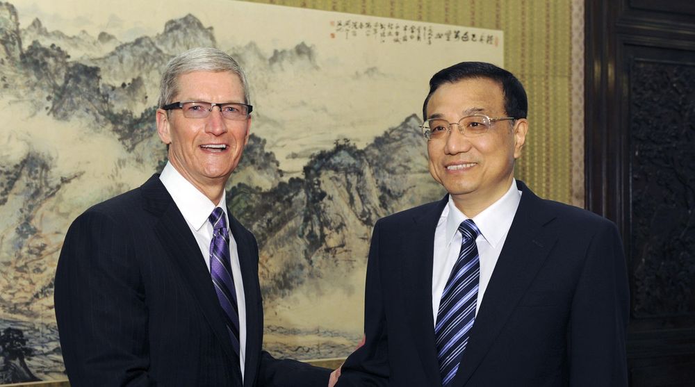 Apples toppsjef Tim Cook knuste forventningene til analytikerne som følge av meget godt salg i Kina. Her møter Cook den kinesiske visestatsministeren Li Keqiang under et besøk tidligere denne måneden.