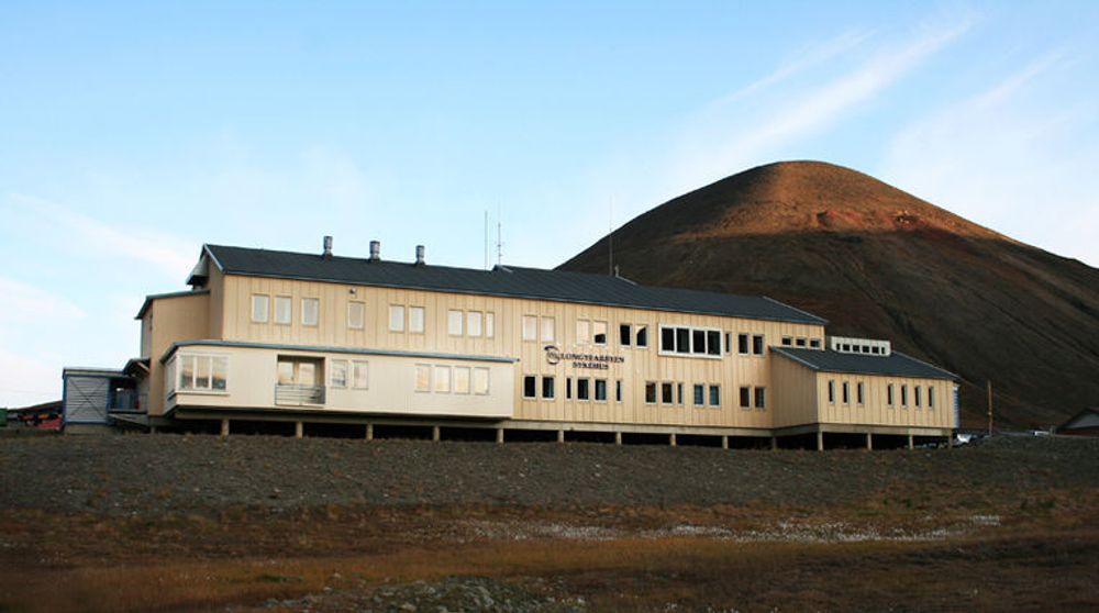 Helse Nord regner med store besparelser når de ansatte ved sykehuset i Longyearbyen kan ringe uten tellerskritt til kolleger i resten av Universitetssykehuset Nord-Norge.