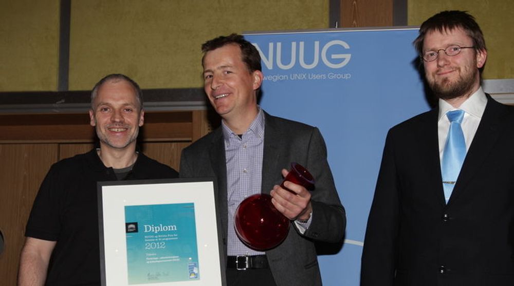 Prisen for fremme av fri programvare 2012 ble delt ut av Perl-stjernen Damian Conway (t.v.) til FAD, representert av lederen for digitaliseringsprogrammet i departementet, Lars Bjørgan Schrøder(midten). Til høyre står NUUGs leder, Petter Reinholdtsen.