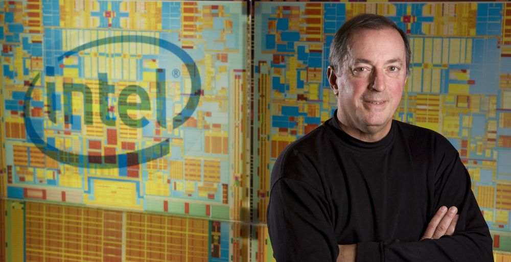 Intel-sjef Paul Otellini, her avbildet foran et forstørret bilde av Penryn-brikken, mener analyseselskapene kan være for pessimistiske i sine vurderinger av utviklingen på pc-markedet.