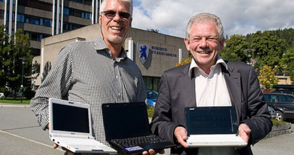 Prosjektleder Bjørn Venn (til v.) fra Buskerud fylkeskommune og fylkesutdanningssjef Jan-Helge Atterås opplever suksess med utprøvingen av netbooks i skolen. (Foto: CC, Martin Bekkelund, Friprogsenteret)