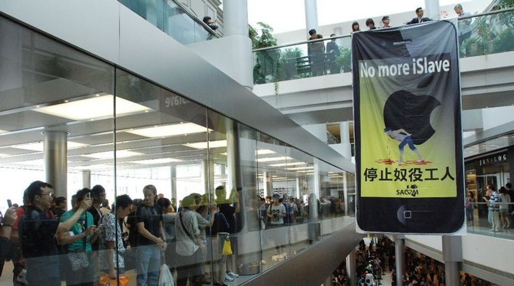 Forholdene for arbeiderne som framstiller Apple-produkter ved anleggene til Foxconn har utløst solidaritetsaksjoner, blant annet denne i Hongkong 24. september 2011.