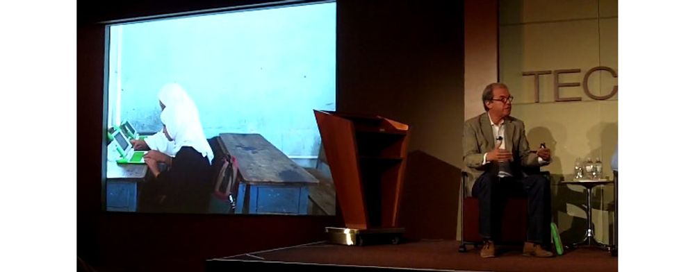 Under debatten på Techonomy, viste OLPC-initiativtaker Nicholas Negroponte (til høyre) bilder fra stiftelsens prosjekter i Afghanistan.