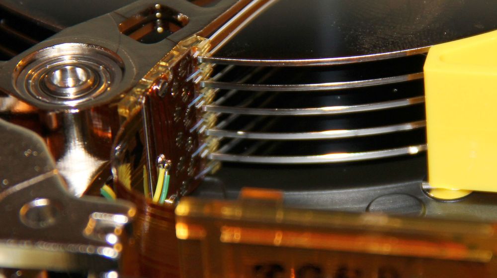 Nye framskritt innen harddisk-teknologien kan bidra til at denne typen lagringsenheter fortsatt vil være aktuelle om 10 til 20 år. På bildet vises de fem skivene i en IBM 18 gigabyte SCSI-harddisk fra 1999.