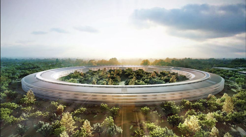 Apple har mer enn nok kontanter, selv etter å ha bygget sitt nye hovedkvarter (bilde) i California. Etter massivt press fra selskapets aksjonærer har nå toppsjef Tim Cook startet et utbytte- og tilbakekjøpsprogram. De neste tre årene skal selskapet betale ut 45 milliarder dollar. 