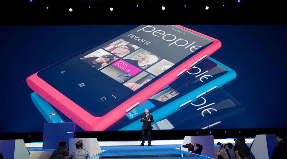 Nokias konsernsjef (og eks-Microsoft-topp) Stephen Elop ved presentasjonen av Lumia 800 i fjor høst. Kunder gjør lurt i å ikke kjøpe denne, eller noen Nokia-modeller, inntil nye Windows Phone 8 er lansert, mener digi.nos kommentator.