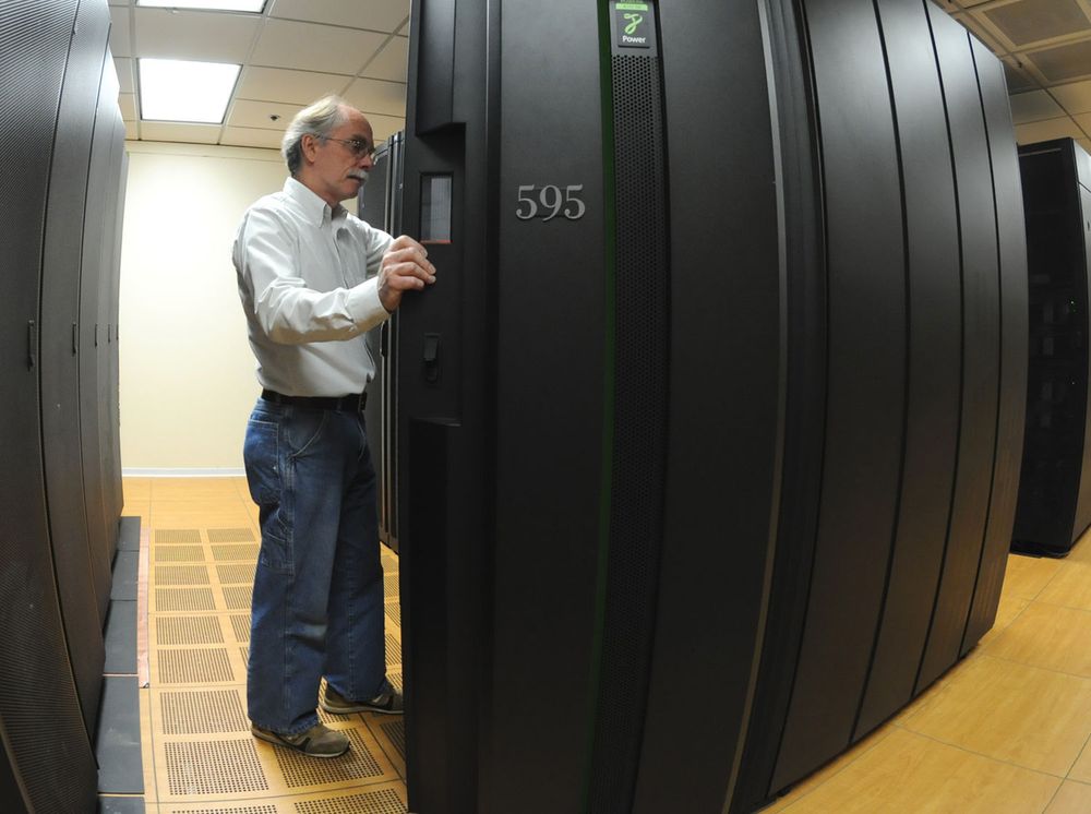 IBM Innovation Systems Engineer James Thoensen ved selskapets Cloud Computing Center i Southbury i delstaten Connecticut. Senteret er et av flere som skal støtte opp om IBMs ulike nettskytjenester.