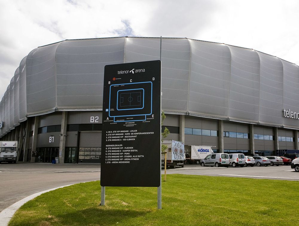 Telenor Arena ligger på Fornebu i Bærum og eies av Stabæk Holding med 50 prosent og Kjell Ulrichsen med familie med 50 prosent. Arenaen ble innviet 