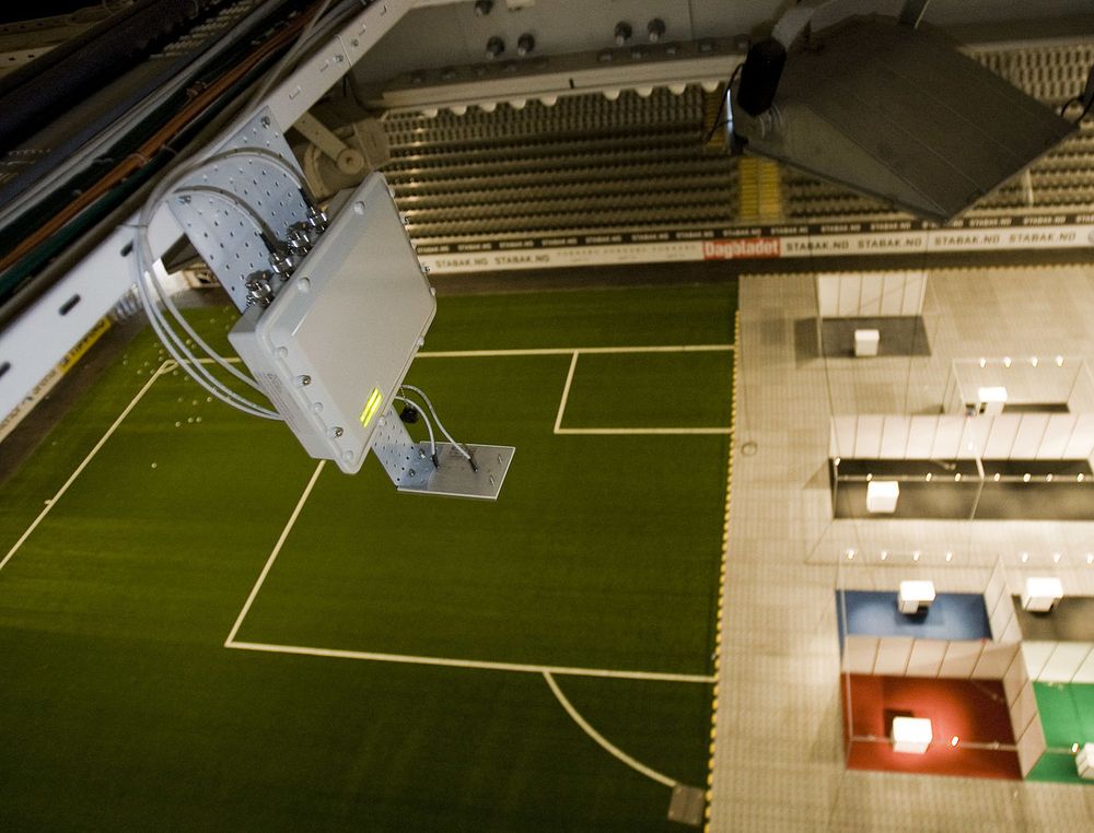 Høyt henger de... Dette aksesspunktet henger 23 meter over matten i Telenor Arena.