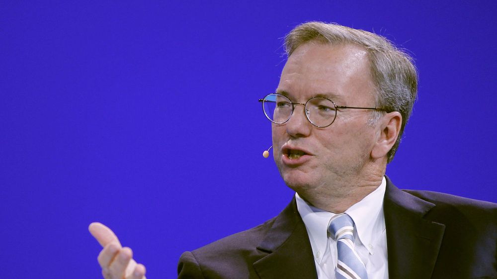 Eric Schmidt, styreleder i Google, må onsdag overbeviste amerikanske senatorer at selskapet han leder ikke misbruker sin dominerende posisjon. 