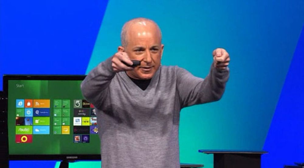 Windows-sjef Steven Sinofsky demonstrerer et eller annet knyttet til Windows 8 under Build-konferansen i Anaheim, California. Windows 8 med det nye Metro-grensesnittet vises i bakgrunnen.