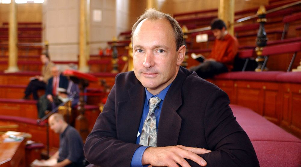 Sir Tim Berners-Lee, som besøker Oslo neste uke, går kraftig til rette mot plateselskapens ønske om å innføre lovgivning som vil strupe nettet. 