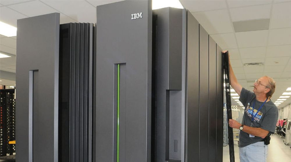 IBM, som solgte ut pc-divisjonen sin for åtte år siden, selger fortsatt stormaskiner (avbildet) og servere, men veksten i selskapet er representert ved programvare og nettskyen.