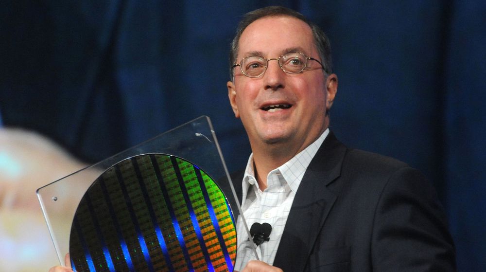 Intels toppsjef, Paul Otellini, poserer med den nye 22 nanometersteknologien til selskapet. Den skal sørge for ny vekst mot slutten av året. Markedet ble tirsdag kveld skuffet over Intel resultater for første kvartal.