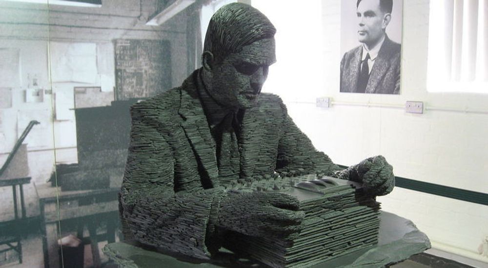 Alan Turing (1912-1954) er informatikkjempen som får størst oppmerksomhet i boken. Bildet viser hans statue i Bletchley Park, der han arbeidet under andre verdens krig med å knekke krypteringskodene til det tyske naziregimet.