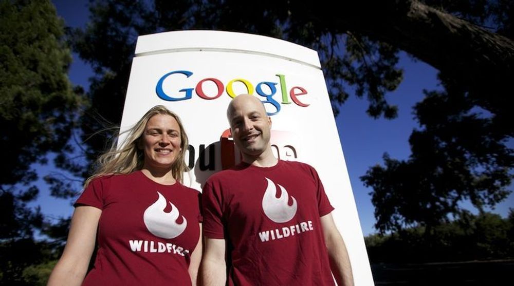 Wildfire-gründerne Victoria Ransom og Alain Chuard poserer fremfor Google-skiltet utenfor søkegigantens hovedkontor. Selskapet de startet opp i 2008 skal ha blitt solgt for 1,5 milliarder kroner. 