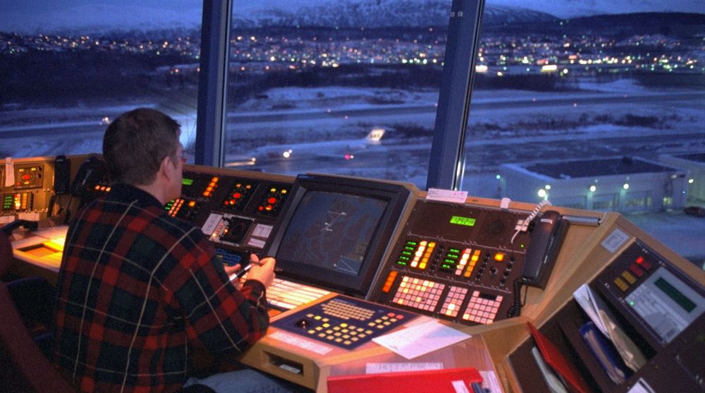 Forsker advarer mot at hackere relativt enkelt kan skape store problemer for flygeledere. Bildet er fra flygeleder-tårnet på Tromsø lufthavn. 
