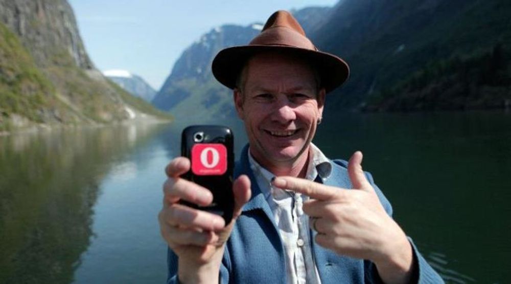 Den kjente britiske reisejournalisten Ian Wright skal fronte Operas lette mobilnettleser Mini for Travel Channels publikum. 