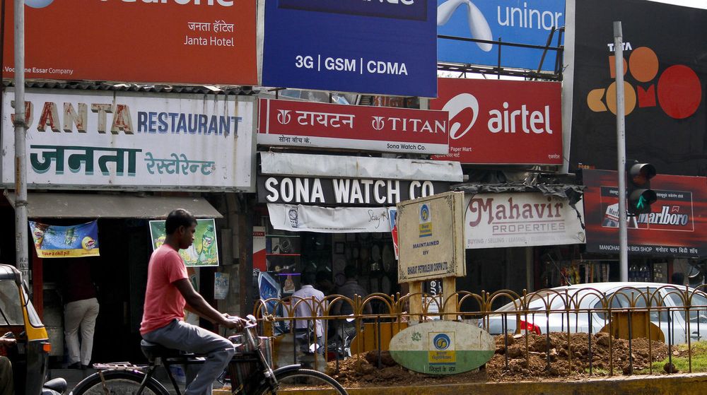 Telenors eventyr i India har så langt vært preget av sterk kundevekst, men regulatoriske problemer har gjort det til en katastrofe. På bildet reklamerer en rekke operatører, blant annet Telenoreide Uninor, til markedet i Mumbai. 