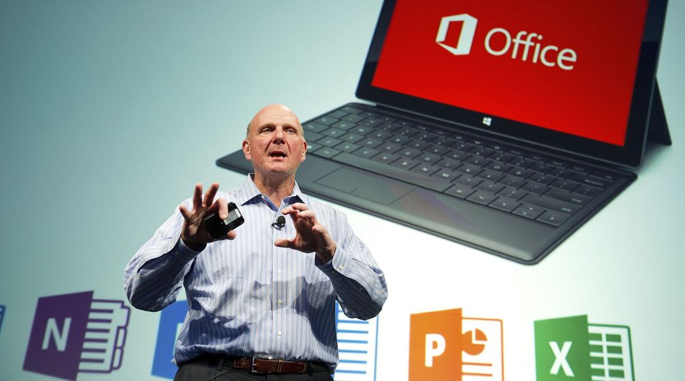 Steve Ballmer under presentasjonen av nye Office i forrige uke. Trass i store forventninger knyttet til de kommende lanseringene av Windows 8, ny Office og nettbrettet Surface (avbildet bak Ballmer) leverer Microsoft solide tall, preget av både vekst og økende lønnsomhet.