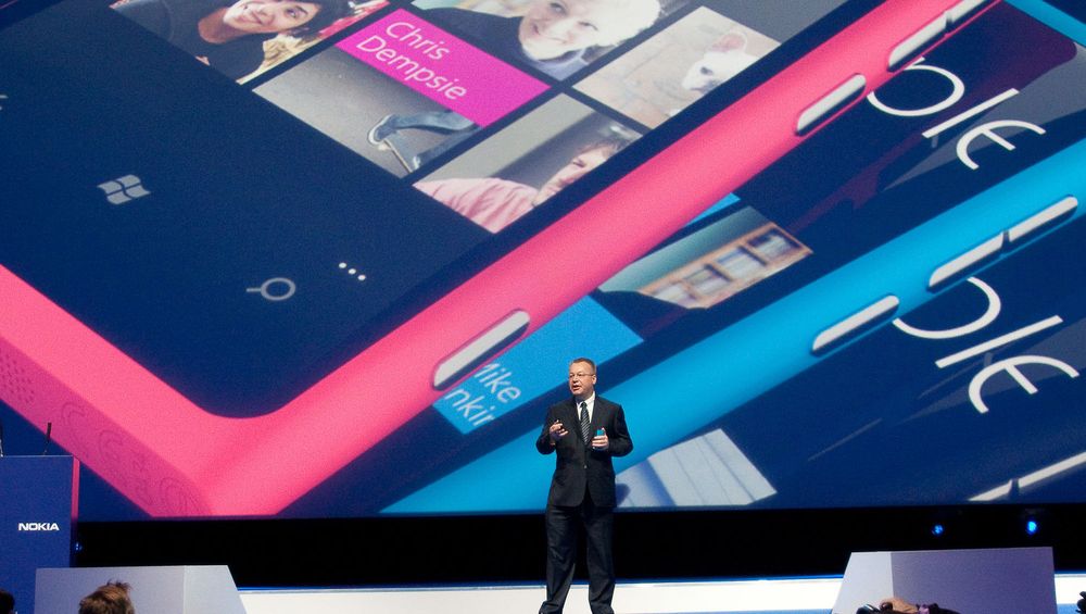Nokia-sjef Stephen Elop kan glede seg over økt salg av selskapet Lumia-mobiler, selv om økningen ikke er stor så stor at selskapets totale mobilsalg har sluttet å falle. 