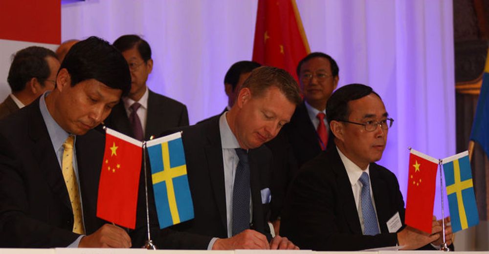 Ericsson-sjef Hans Vestberg signerer, sammen med visepresident Liu Xiangdong i China Mobile (til venstre) og styreformann Chang Xiaobing i China Unicom (til høyre).