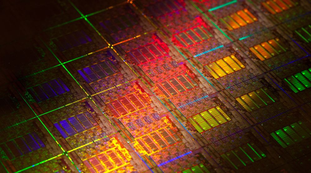 Fra silisiumskive for produksjon av Xeon-varianten Sandy Bridge. Intel tar sikte på å framskynde utviklingen av 450 millimeters skiver, slik at dobbelt så mange prosessorer kan tilvirkes samtidig fra én maskin.