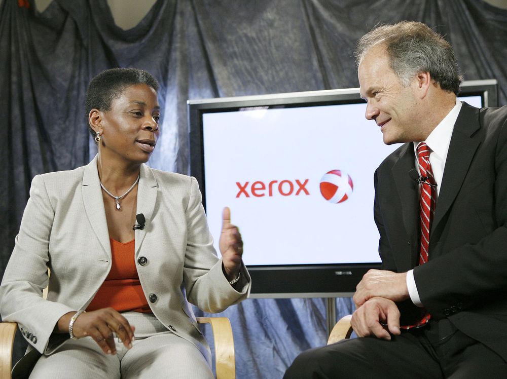 CEO Ursula Burns i Xerox og President og CEO Lynn Blodgett i ACS er enige om en avtale der Xerox overtar hele ACS.