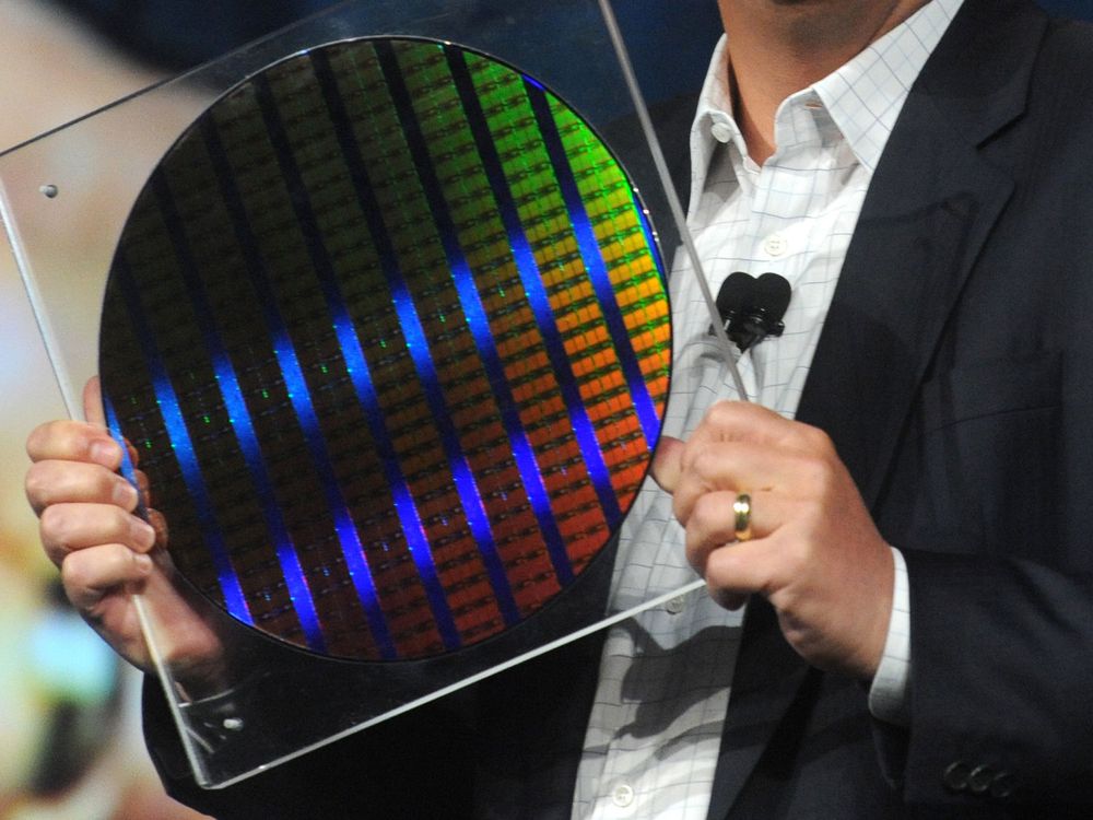 Paul Otellini holder wafer med 22 nm SRAM-brikker.