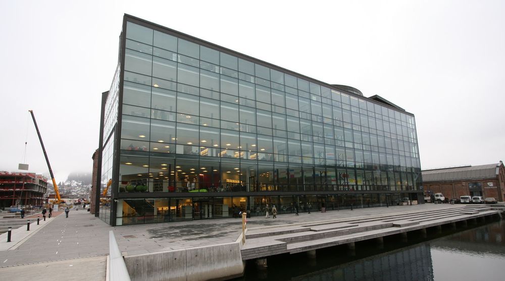 Friprogsenteret, her representert ved bygget der de holder til ved Papirbredden i Drammen, er sterkt uenig i fremstillingen av  fri programvare som en «monopolfelle».