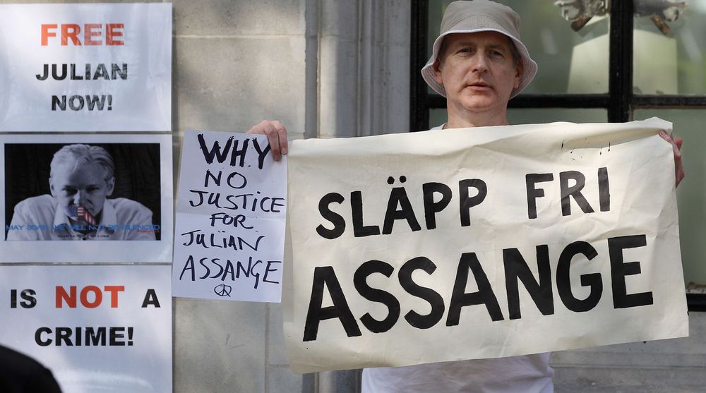 Støttespillere av Julian Assange demonstrerte onsdag utenfor britisk høyesterett i London, som avgjorde at Wikileaks-grunnleggeren kan utleveres til Sverige.
