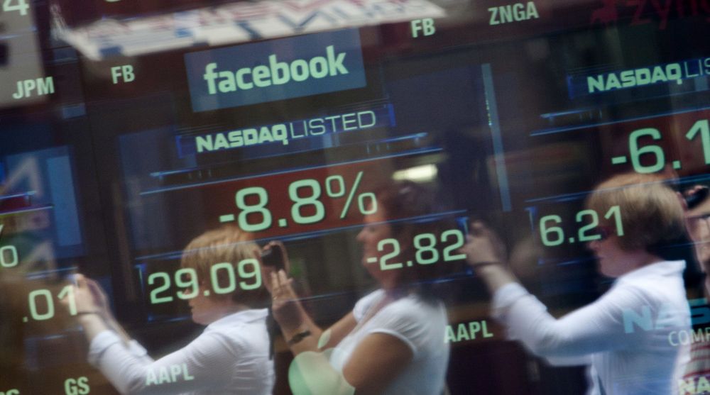 Facebook falt videre på Nasdaq-børsen tirsdag. Siden selskapet ble børsnotert i midten av mai har nesten en fjerdedel av verdien blitt barbert vekk. Bildet er tatt tirsdag formiddag utenfor Nasdaqs kontorer i New York. 