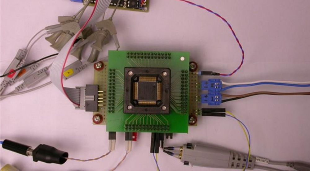 Detalj fra testingen av ProASIC3-brikken. Forskerne måtte utvikle mye egen elektronikk for å avdekke bakdøren nedfelt i brikkens maskinvare.