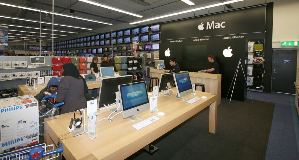 Halvparten av de ansatte i Apple jobber i butikker. I Norge er de kun representert gjennom Apple-butikken inne på Elkjøp Megastore på Lørenskog.