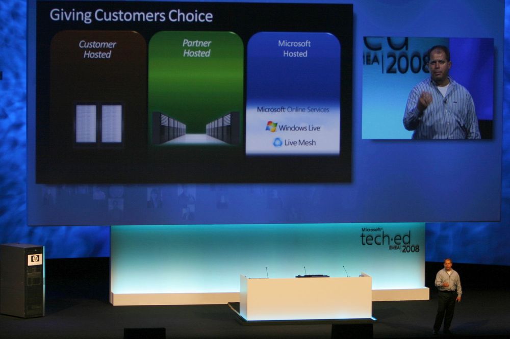 Microsofts sjef for administrasjon og tjeneester, Brad Anderson, fortalte 4.000 deltagere på TechEd 2008 i Barcelona at serverprogramvaren enkelt skal kunne flyttes mellom egne serverrom, leverandørers serverrom og Microsofts store nettsky.