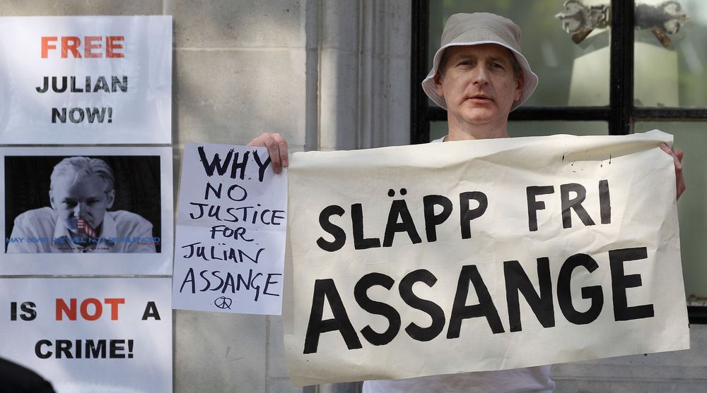 En bølge av tjenestenektangrep, DDoS, rammet mandag en rekke svenske medier og institusjoner. Politiet tror nettaktivister som støtter Wikileaks-grunnlegger Julian Assange står bak.